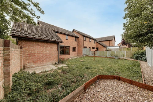 House - Semi-Detached Main Photo