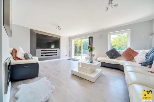 House - Detached Photo 2