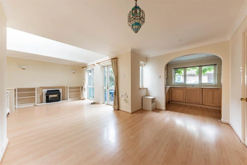 House - Semi-Detached Main Photo