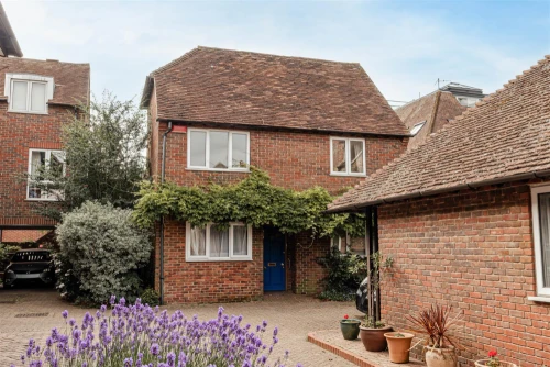 House - Semi-Detached Main Photo
