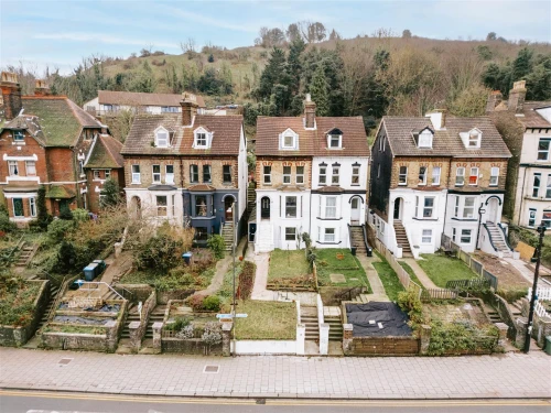House - Semi-Detached Main Photo