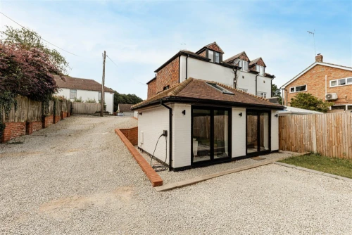 House - Semi-Detached Main Photo