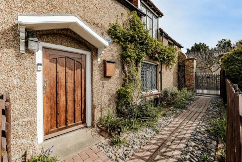 House - Semi-Detached Photo 3
