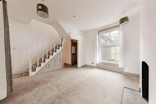 House - Semi-Detached Main Photo