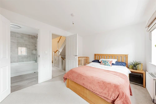 House - Semi-Detached Main Photo