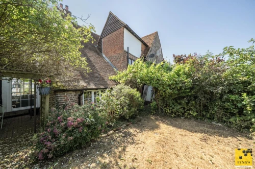 House - Semi-Detached Main Photo