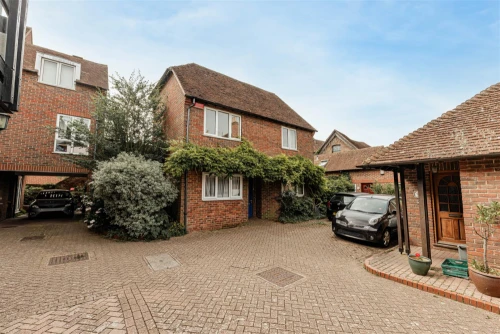 House - Semi-Detached Main Photo