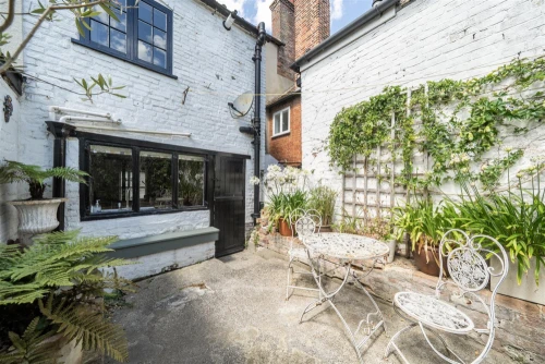 House - Terraced Main Photo