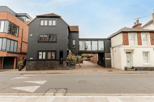 House - Semi-Detached Main Photo