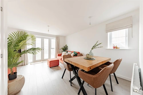 House - Semi-Detached Photo 4