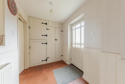 House - Semi-Detached Photo 4
