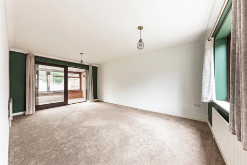 House - Semi-Detached Main Photo