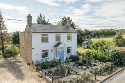 House - Detached Photo 2
