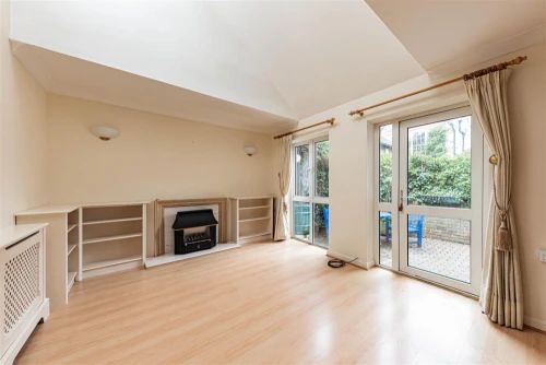 House - Semi-Detached Main Photo